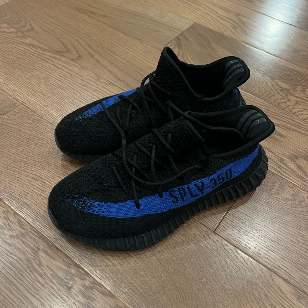 Tennis shoes